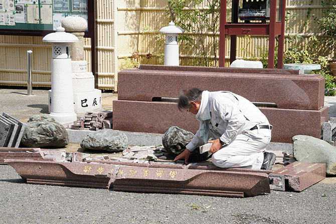 倒壊した霊標の整理と状況確認中・・・